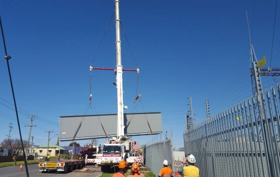 Unloading Container with Crane - Multiworks